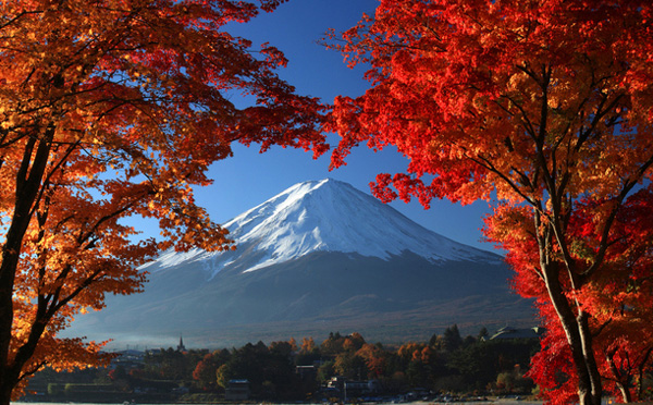 紅葉の河口湖からの富士山