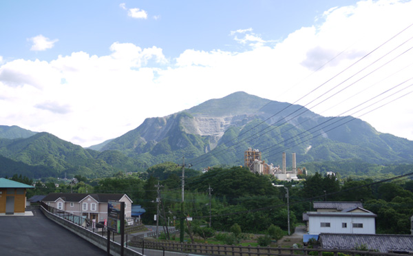 寺坂棚田から見た武甲山