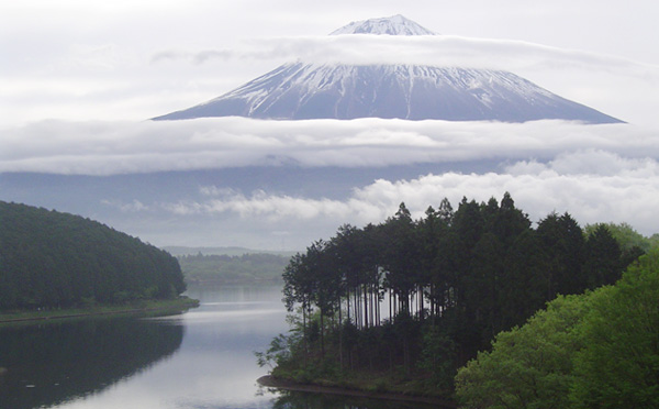 田貫湖と雲がかかる富士山