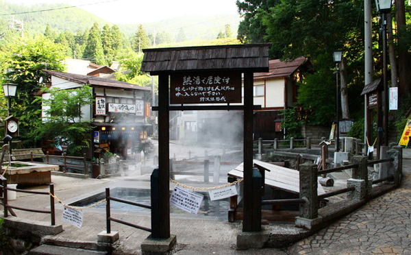 野沢温泉のシンボル「麻釜（おがま）」
